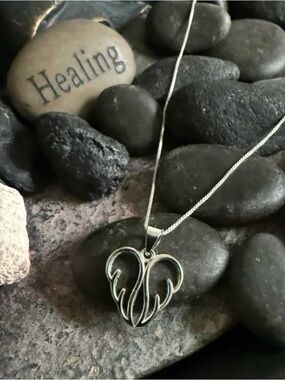 Beautiful 925 Sterling silver heart wings pendant necklace. 18 inch
